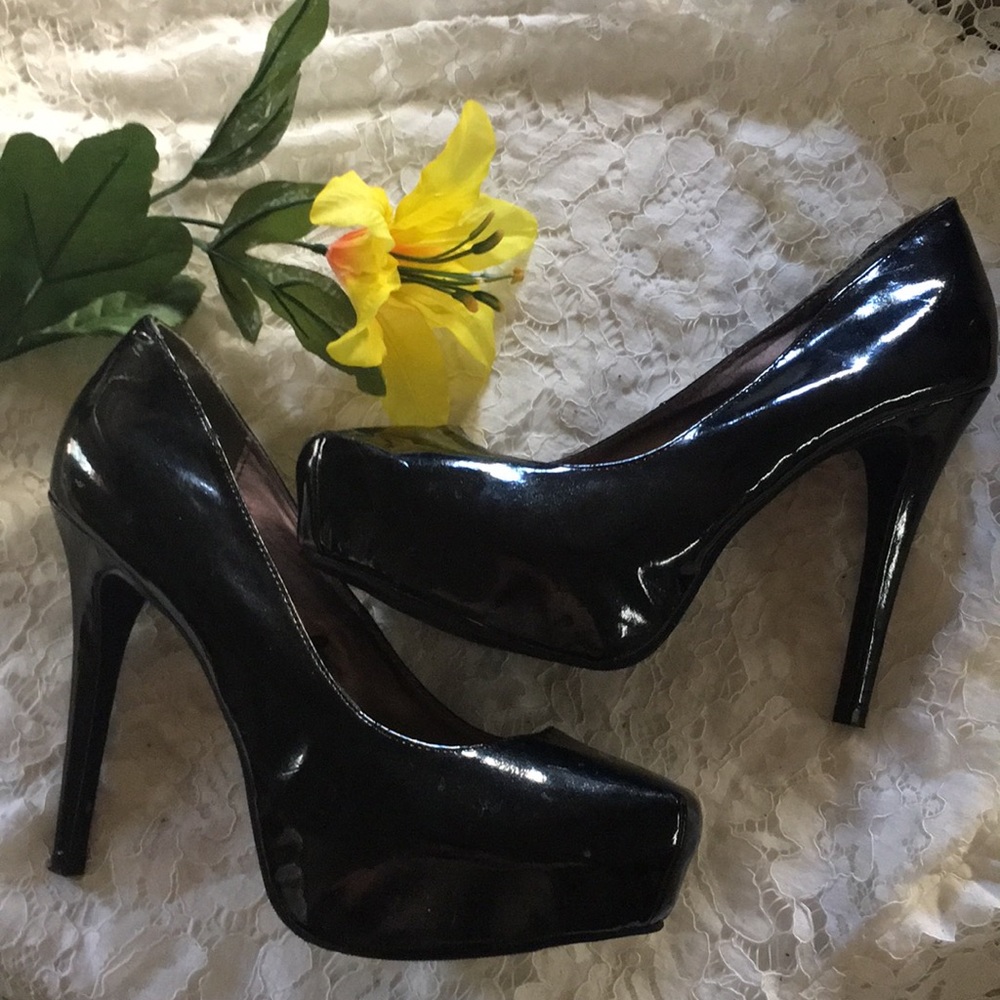 Steve Madden Black Patent Pumps